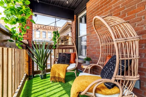 Property building, Day, Balcony/Terrace, Living room, Seating area