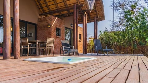 Property building, Patio, Day, Natural landscape, Hot Tub, Balcony/Terrace, Swimming pool