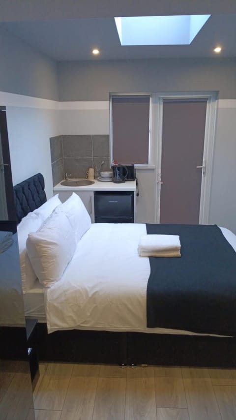 Letzi Private En-Suite, Near Heathrow Airport T3 Bed and Breakfast in Hayes