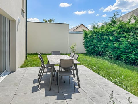 Patio, Garden, Dining area