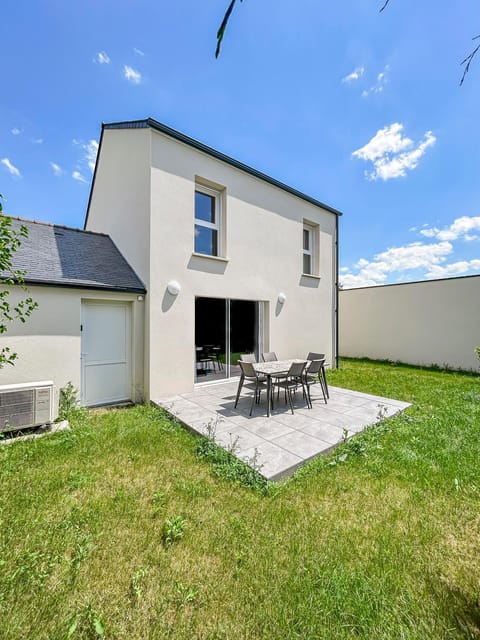 Property building, Patio, Spring, Day, Garden, Dining area, Garden view