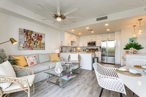 Chic Sarasota Condo with Balcony 2 Mi to Beaches! Apartment in Sarasota