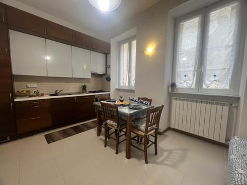 Kitchen or kitchenette, Dining area, stove