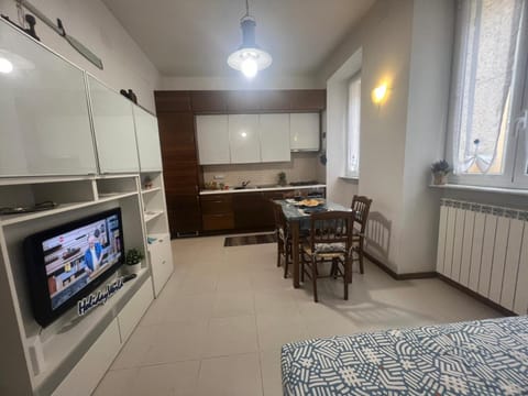 Kitchen or kitchenette, Dining area, stove