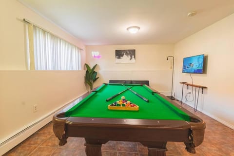 Roomy Boston 5BD-3BA-Pool Table-Free Parking Apartment in Revere