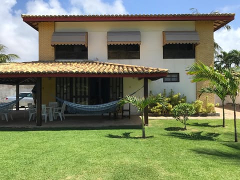 Casa de praia com piscina maravilhosa, churrasqueira e grande área verde, a menos de 300 metros da praia de Vilas House in Lauro de Freitas