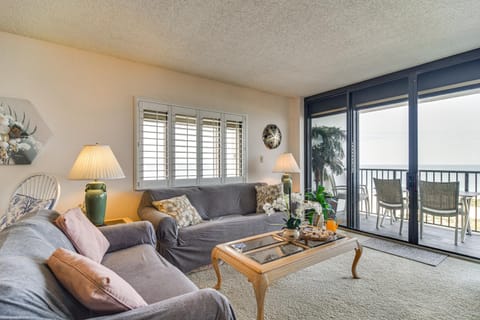 Beachfront Clearwater Condo with Pool and Hot Tub Apartment in Sand Key