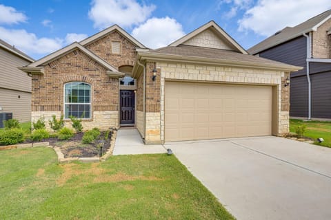 Walk to Brazos County Expo Elegant Home with Grill! House in Bryan