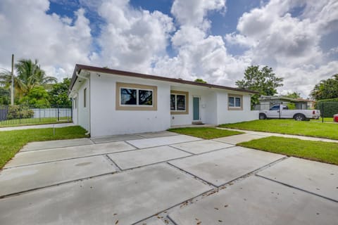 Bright North Miami Home Near Beaches and Shops! Casa in Golden Glades