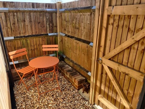 Patio, Day, Dining area