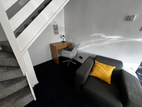 Cozy 2 bed house oldham 10 miles to Manchester City centre wifi included Apartment in Oldham