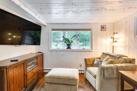 Charming Waterford Home with Dock on Niantic River! Casa in East Lyme