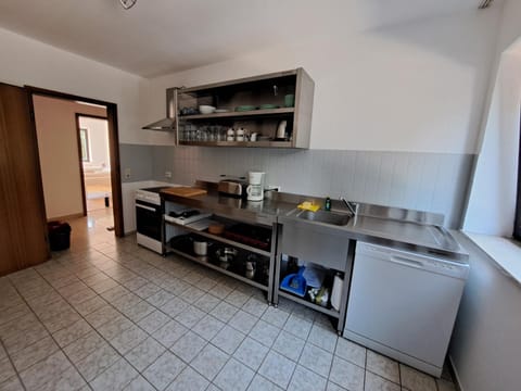 Kitchen or kitchenette, dishwasher, oven