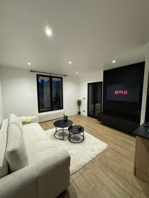 Communal lounge/ TV room, TV and multimedia, Living room