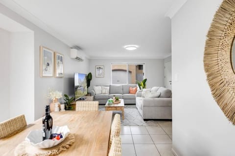 Stones throw to Grammar, Queens Park & CDB! Apartment in Toowoomba