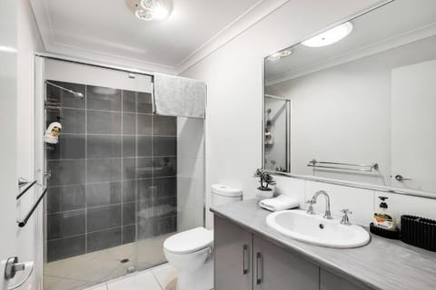 Stones throw to Grammar, Queens Park & CDB! Apartment in Toowoomba