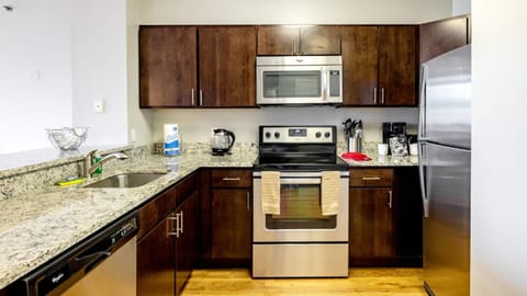 Coffee/tea facilities, Kitchen or kitchenette, dishwasher, oven, stove, toaster