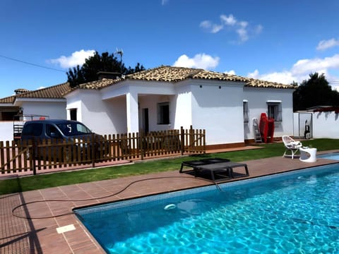 Chalet con Piscina Privada y A/C, Ideal para Familias y Mascotas en Chiclana de la Frontera - ES-180-288 Villa in Chiclana de la Frontera