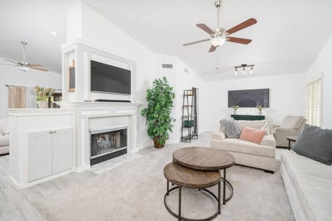 Sonoran Sunspot, Quiet Neighborhood, Sunroom House in Glendale