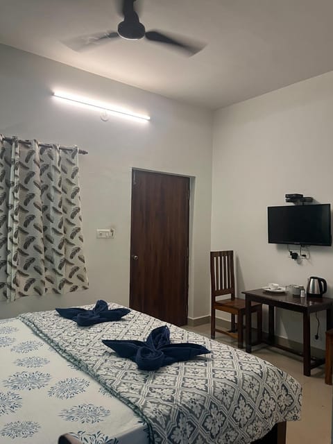 Bed, TV and multimedia, Dining area, Bedroom, towels