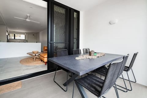 Stylish Family Escape 5 min walk to Beach House in Coolum Beach