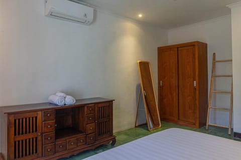 Bedroom, wardrobe, air conditioner