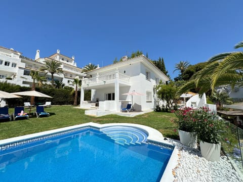 Property building, Garden, Swimming pool, Swimming pool