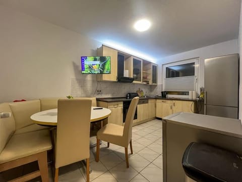 TV and multimedia, Kitchen or kitchenette, Seating area, Dining area, oven, stove