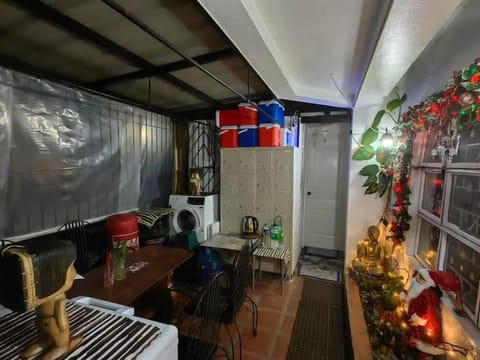 Bed and Breakfast Small Cozy Room with Balcony, T&B, Fast WiFi, Netflix Bed and Breakfast in Baguio