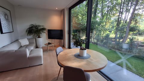 TV and multimedia, Living room, Garden view