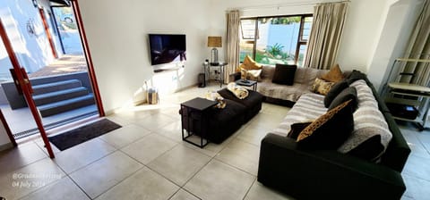 TV and multimedia, Living room, Seating area, Evening entertainment