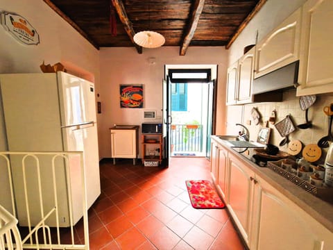 Coffee/tea facilities, Kitchen or kitchenette, microwave, stove, kitchen