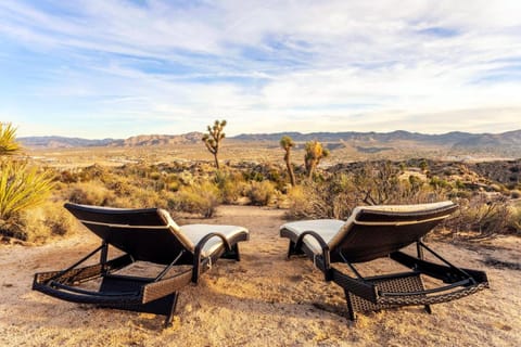 Rocky Roost Cabin - Private Boulder Hiking House in Yucca Valley