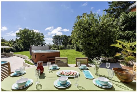 Food and drinks, Dining area, Garden view