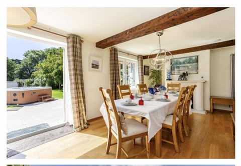 Hot Tub, Dining area