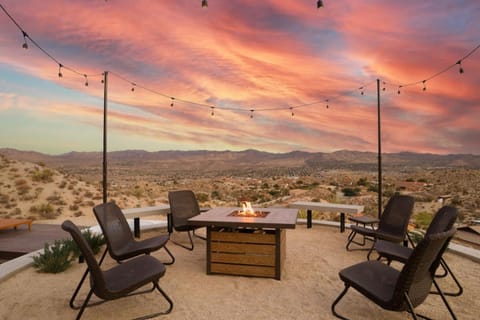 The Citadel - Huge Cowboy Tub, Hot Tub, Firepits House in Yucca Valley