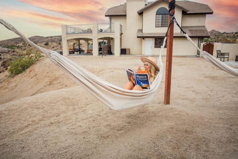 The Citadel - Huge Cowboy Tub, Hot Tub, Firepits House in Yucca Valley