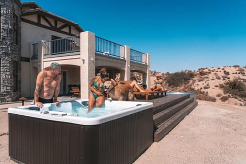 The Citadel - Huge Cowboy Tub, Hot Tub, Firepits House in Yucca Valley