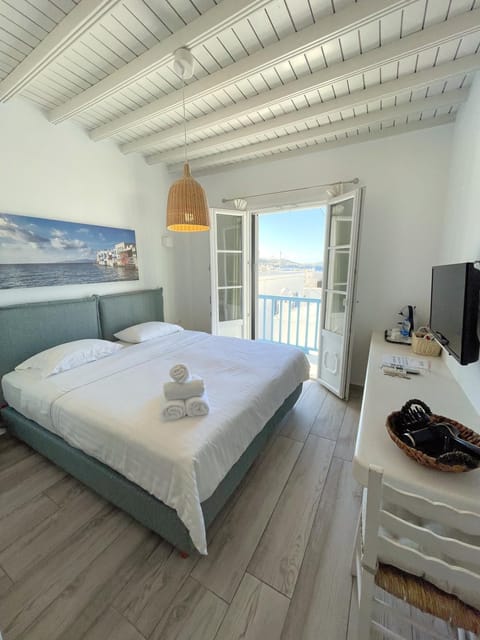 Bed, TV and multimedia, View (from property/room), Sea view