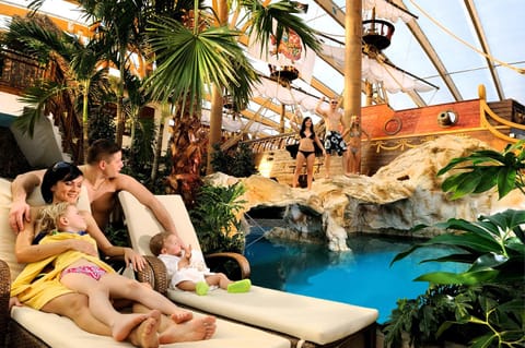 People, Hot Spring Bath, Spa and wellness centre/facilities, Aqua park, Aqua park, Pool view, Swimming pool