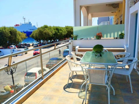 Day, View (from property/room), Balcony/Terrace, Seating area, Dining area, Sea view, Location