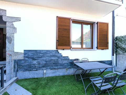 Property building, Spring, Day, Seating area, Dining area, Garden view