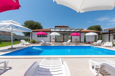 Patio, Swimming pool, sunbed