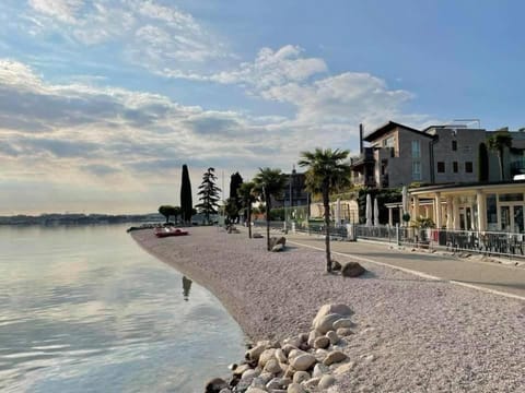 Nearby landmark, Restaurant/places to eat, Day, Lake view