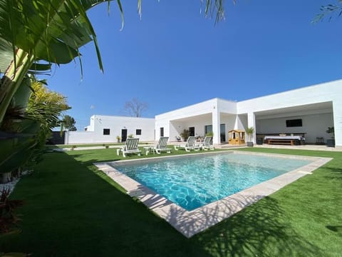 Property building, Day, Garden, Garden view, Pool view, Swimming pool, sunbed