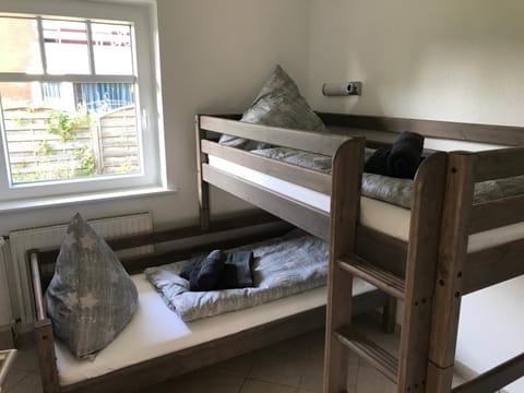 Bedroom, bunk bed