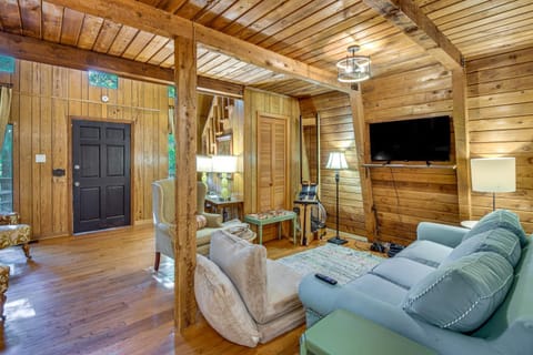 Pet-Friendly Lavonia Cabin, Walk to Lake Hartwell! House in Lake Hartwell