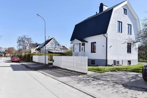 Property building, Neighbourhood, Street view, Location