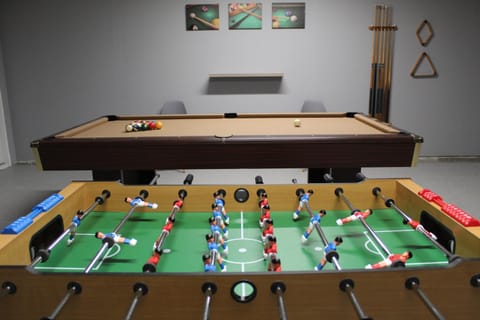 Billiard, Game Room