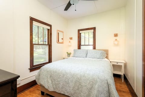 The Cowdry Cottage - Pet-Friendly - Canoe - Bikes House in Alexandria